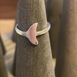 Whale’s tale silver tone ring